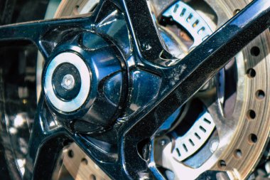 Atina, Yunanistan - 10 Kasım 2021 Triumph motorsiklet krupiyenin önünde park edilmiş, İngiltere 'nin en büyük motosiklet üreticisi Bonneville, Scrambler, Speed and Street Twins modelleri sunuyor