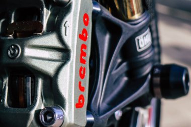 Atina, Yunanistan - 10 Kasım 2021 Triumph motorsiklet krupiyenin önünde park edilmiş, İngiltere 'nin en büyük motosiklet üreticisi Bonneville, Scrambler, Speed and Street Twins modelleri sunuyor