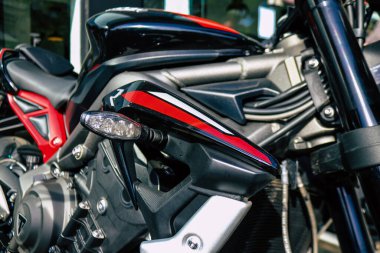 Atina, Yunanistan - 10 Kasım 2021 Triumph motorsiklet krupiyenin önünde park edilmiş, İngiltere 'nin en büyük motosiklet üreticisi Bonneville, Scrambler, Speed and Street Twins modelleri sunuyor