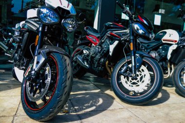 Atina, Yunanistan - 10 Kasım 2021 Triumph motorsiklet krupiyenin önünde park edilmiş, İngiltere 'nin en büyük motosiklet üreticisi Bonneville, Scrambler, Speed and Street Twins modelleri sunuyor