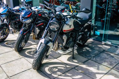 Atina, Yunanistan - 10 Kasım 2021 Triumph motorsiklet krupiyenin önünde park edilmiş, İngiltere 'nin en büyük motosiklet üreticisi Bonneville, Scrambler, Speed and Street Twins modelleri sunuyor