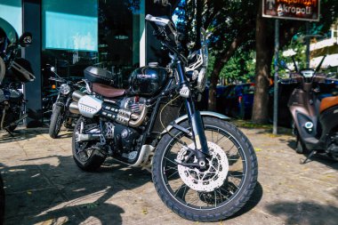 Atina, Yunanistan - 10 Kasım 2021 Triumph motorsiklet krupiyenin önünde park edilmiş, İngiltere 'nin en büyük motosiklet üreticisi Bonneville, Scrambler, Speed and Street Twins modelleri sunuyor