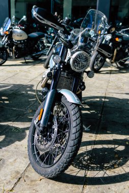 Atina, Yunanistan - 10 Kasım 2021 Triumph motorsiklet krupiyenin önünde park edilmiş, İngiltere 'nin en büyük motosiklet üreticisi Bonneville, Scrambler, Speed and Street Twins modelleri sunuyor