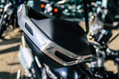 Atina, Yunanistan - 10 Kasım 2021 Triumph motorsiklet krupiyenin önünde park edilmiş, İngiltere 'nin en büyük motosiklet üreticisi Bonneville, Scrambler, Speed and Street Twins modelleri sunuyor