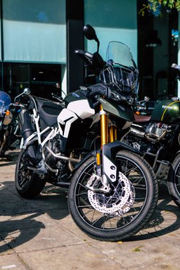 Atina, Yunanistan - 10 Kasım 2021 Triumph motorsiklet krupiyenin önünde park edilmiş, İngiltere 'nin en büyük motosiklet üreticisi Bonneville, Scrambler, Speed and Street Twins modelleri sunuyor