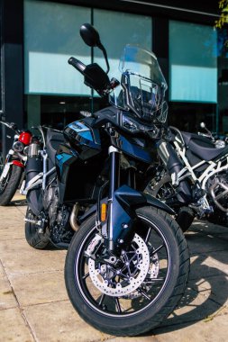 Atina, Yunanistan - 10 Kasım 2021 Triumph motorsiklet krupiyenin önünde park edilmiş, İngiltere 'nin en büyük motosiklet üreticisi Bonneville, Scrambler, Speed and Street Twins modelleri sunuyor