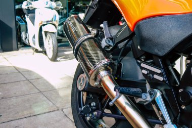 Atina, Yunanistan - 10 Kasım 2021 Triumph motorsiklet krupiyenin önünde park edilmiş, İngiltere 'nin en büyük motosiklet üreticisi Bonneville, Scrambler, Speed and Street Twins modelleri sunuyor