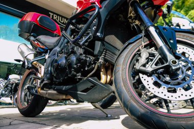 Atina, Yunanistan - 10 Kasım 2021 Triumph motorsiklet krupiyenin önünde park edilmiş, İngiltere 'nin en büyük motosiklet üreticisi Bonneville, Scrambler, Speed and Street Twins modelleri sunuyor