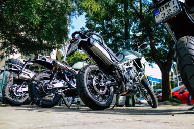 Atina, Yunanistan - 10 Kasım 2021 Triumph motorsiklet krupiyenin önünde park edilmiş, İngiltere 'nin en büyük motosiklet üreticisi Bonneville, Scrambler, Speed and Street Twins modelleri sunuyor