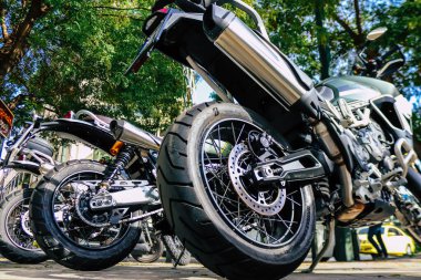 Atina, Yunanistan - 10 Kasım 2021 Triumph motorsiklet krupiyenin önünde park edilmiş, İngiltere 'nin en büyük motosiklet üreticisi Bonneville, Scrambler, Speed and Street Twins modelleri sunuyor