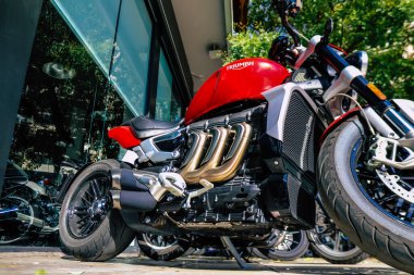 Atina, Yunanistan - 10 Kasım 2021 Triumph motorsiklet krupiyenin önünde park edilmiş, İngiltere 'nin en büyük motosiklet üreticisi Bonneville, Scrambler, Speed and Street Twins modelleri sunuyor