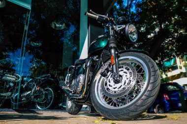 Atina, Yunanistan - 10 Kasım 2021 Triumph motorsiklet krupiyenin önünde park edilmiş, İngiltere 'nin en büyük motosiklet üreticisi Bonneville, Scrambler, Speed and Street Twins modelleri sunuyor