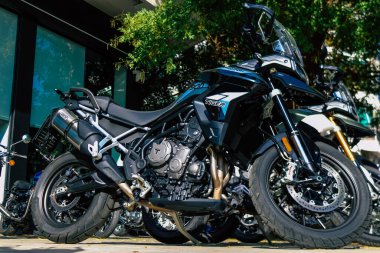 Atina, Yunanistan - 10 Kasım 2021 Triumph motorsiklet krupiyenin önünde park edilmiş, İngiltere 'nin en büyük motosiklet üreticisi Bonneville, Scrambler, Speed and Street Twins modelleri sunuyor