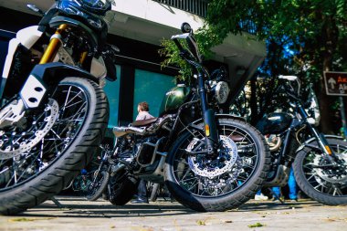 Atina, Yunanistan - 10 Kasım 2021 Triumph motorsiklet krupiyenin önünde park edilmiş, İngiltere 'nin en büyük motosiklet üreticisi Bonneville, Scrambler, Speed and Street Twins modelleri sunuyor