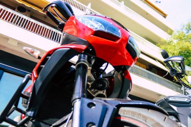 Atina, Yunanistan - 10 Kasım 2021 Triumph motorsiklet krupiyenin önünde park edilmiş, İngiltere 'nin en büyük motosiklet üreticisi Bonneville, Scrambler, Speed and Street Twins modelleri sunuyor