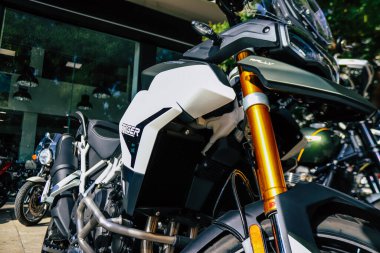 Atina, Yunanistan - 10 Kasım 2021 Triumph motorsiklet krupiyenin önünde park edilmiş, İngiltere 'nin en büyük motosiklet üreticisi Bonneville, Scrambler, Speed and Street Twins modelleri sunuyor