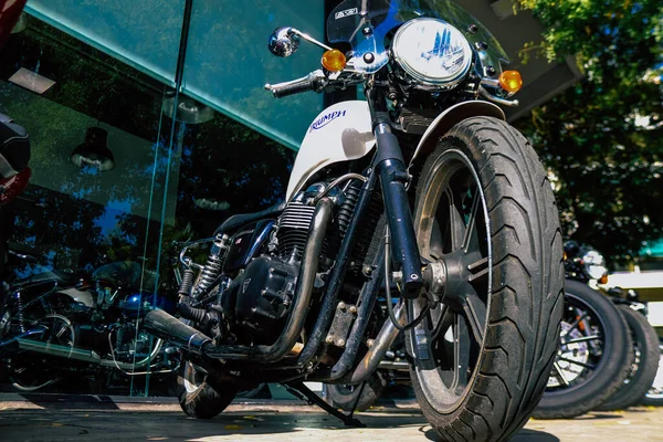 Atina, Yunanistan - 10 Kasım 2021 Triumph motorsiklet krupiyenin önünde park edilmiş, İngiltere 'nin en büyük motosiklet üreticisi Bonneville, Scrambler, Speed and Street Twins modelleri sunuyor