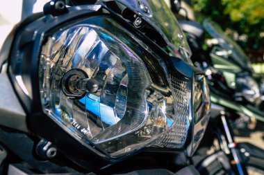 Atina, Yunanistan - 10 Kasım 2021 Triumph motorsiklet krupiyenin önünde park edilmiş, İngiltere 'nin en büyük motosiklet üreticisi Bonneville, Scrambler, Speed and Street Twins modelleri sunuyor