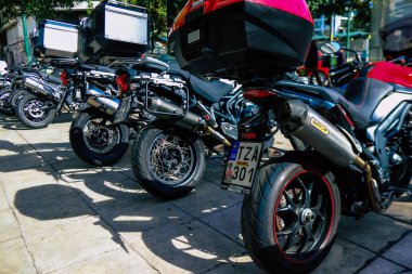 Atina, Yunanistan - 10 Kasım 2021 Triumph motorsiklet krupiyenin önünde park edilmiş, İngiltere 'nin en büyük motosiklet üreticisi Bonneville, Scrambler, Speed and Street Twins modelleri sunuyor