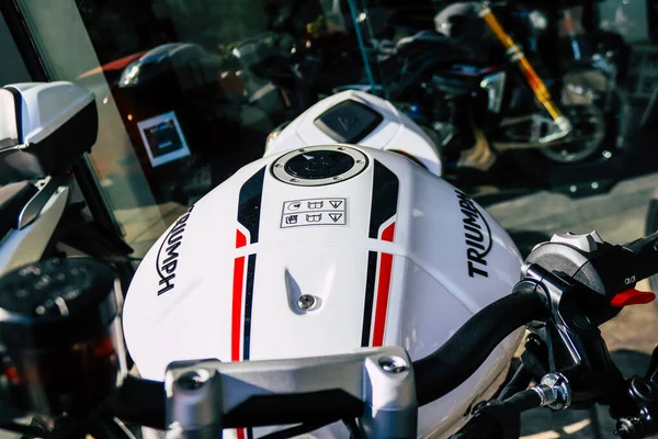 2021年11月10日 希腊雅典 英国最大的摩托车制造商凯旋摩托车 Triumph 停在经销商前面 提供Bonneville Scrambler Speed和Street Twins车型 — 图库照片
