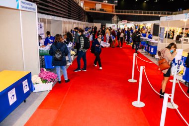 Atina, Yunanistan - 11 Kasım 2021 Atina Maratonu için kayıt sahası, yarış Coronavirus salgını nedeniyle 1 yıl aradan sonra 14 Kasım 2021 'de gerçekleşti