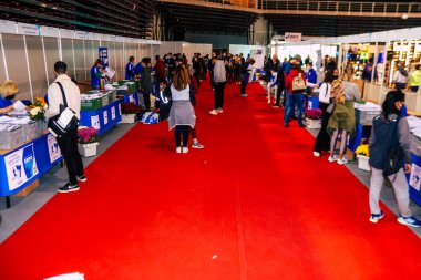 Atina, Yunanistan - 11 Kasım 2021 Atina Maratonu için kayıt sahası, yarış Coronavirus salgını nedeniyle 1 yıl aradan sonra 14 Kasım 2021 'de gerçekleşti