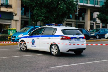 Atina, Yunanistan - 11 Kasım 2021 Yunanistan 'ı vuran koronavirüs salgını sırasında Atina sokaklarında öğrencilerin Yunan hükümetinin siyasetine karşı bir gösteri düzenlemeleri