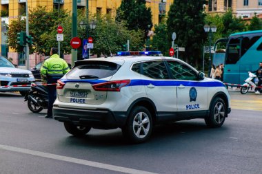 Atina, Yunanistan - 11 Kasım 2021 Yunanistan 'ı vuran koronavirüs salgını sırasında Atina sokaklarında öğrencilerin Yunan hükümetinin siyasetine karşı bir gösteri düzenlemeleri