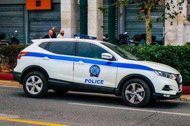 Atina, Yunanistan - 11 Kasım 2021 Yunanistan 'ı vuran koronavirüs salgını sırasında Atina sokaklarında öğrencilerin Yunan hükümetinin siyasetine karşı bir gösteri düzenlemeleri