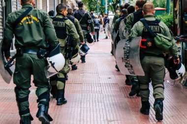 Atina, Yunanistan - 11 Kasım 2021 Yunanistan 'ı vuran koronavirüs salgını sırasında Atina sokaklarında öğrencilerin Yunan hükümetinin siyasetine karşı bir gösteri düzenlemeleri