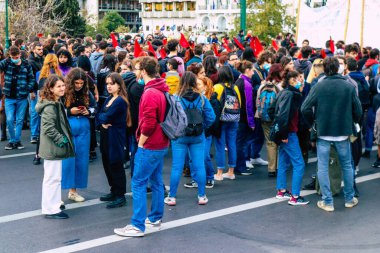 Atina, Yunanistan - Yunanistan 'ı vuran koronavirüs salgını sırasında Atina sokaklarında Yunan hükümetine karşı düzenlenen siyasi gösteride 11 Kasım 2021 Öğrencileri