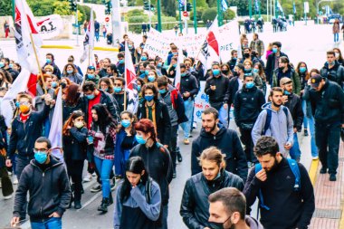 Atina, Yunanistan - Yunanistan 'ı vuran koronavirüs salgını sırasında Atina sokaklarında Yunan hükümetine karşı düzenlenen siyasi gösteride 11 Kasım 2021 Öğrencileri
