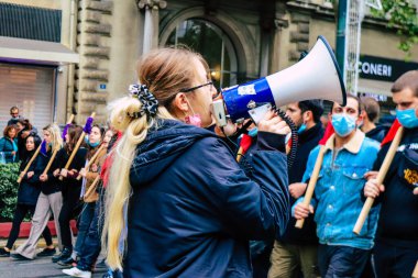 Atina, Yunanistan - Yunanistan 'ı vuran koronavirüs salgını sırasında Atina sokaklarında Yunan hükümetine karşı düzenlenen siyasi gösteride 11 Kasım 2021 Öğrencileri