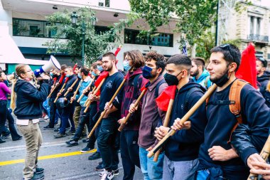 Atina, Yunanistan - Yunanistan 'ı vuran koronavirüs salgını sırasında Atina sokaklarında Yunan hükümetine karşı düzenlenen siyasi gösteride 11 Kasım 2021 Öğrencileri