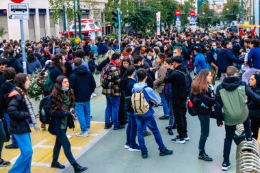 Atina, Yunanistan - Yunanistan 'ı vuran koronavirüs salgını sırasında Atina sokaklarında Yunan hükümetine karşı düzenlenen siyasi gösteride 11 Kasım 2021 Öğrencileri