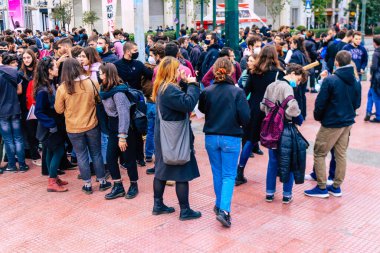 Atina, Yunanistan - Yunanistan 'ı vuran koronavirüs salgını sırasında Atina sokaklarında Yunan hükümetine karşı düzenlenen siyasi gösteride 11 Kasım 2021 Öğrencileri