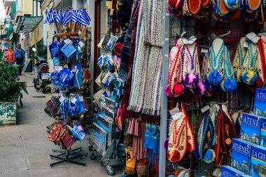 Atina, Yunanistan - 09 Kasım 2021 Atina şehir merkezindeki hediyelik eşya dükkanlarında satılan geleneksel dekoratif eşyaların kapatılması