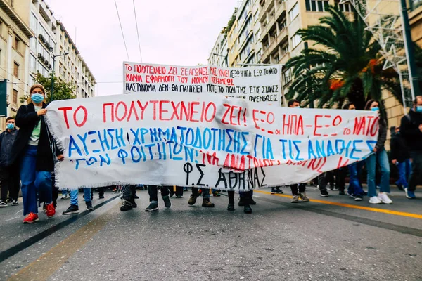 アテネ ギリシャ 11月11 2021ギリシャに当たるコロナウイルスの流行中にアテネの街でギリシャ政府に対する政治的デモの学生 — ストック写真