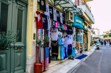 Atina, Yunanistan - 09 Kasım 2021 Atina şehir merkezindeki hediyelik eşya dükkanlarında satılan geleneksel dekoratif eşyaların kapatılması