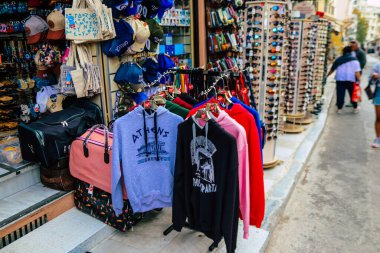 Atina, Yunanistan - 09 Kasım 2021 Atina şehir merkezindeki hediyelik eşya dükkanlarında satılan geleneksel dekoratif eşyaların kapatılması