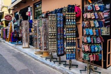 Atina, Yunanistan - 09 Kasım 2021 Atina şehir merkezindeki hediyelik eşya dükkanlarında satılan geleneksel dekoratif eşyaların kapatılması