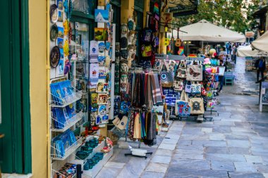 Atina, Yunanistan - 09 Kasım 2021 Atina şehir merkezindeki hediyelik eşya dükkanlarında satılan geleneksel dekoratif eşyaların kapatılması