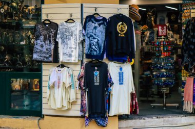 Atina, Yunanistan - 09 Kasım 2021 Atina şehir merkezindeki hediyelik eşya dükkanlarında satılan geleneksel dekoratif eşyaların kapatılması