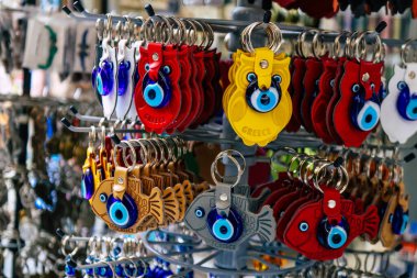 Atina, Yunanistan - 09 Kasım 2021 Atina şehir merkezindeki hediyelik eşya dükkanlarında satılan geleneksel dekoratif eşyaların kapatılması