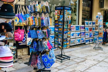 Atina, Yunanistan - 09 Kasım 2021 Atina şehir merkezindeki hediyelik eşya dükkanlarında satılan geleneksel dekoratif eşyaların kapatılması