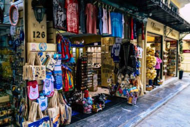 Atina, Yunanistan - 09 Kasım 2021 Atina şehir merkezindeki hediyelik eşya dükkanlarında satılan geleneksel dekoratif eşyaların kapatılması