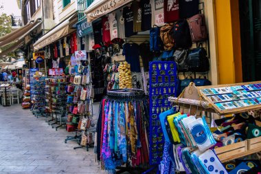Atina, Yunanistan - 09 Kasım 2021 Atina şehir merkezindeki hediyelik eşya dükkanlarında satılan geleneksel dekoratif eşyaların kapatılması