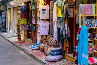 Atina, Yunanistan - 09 Kasım 2021 Atina şehir merkezindeki hediyelik eşya dükkanlarında satılan geleneksel dekoratif eşyaların kapatılması