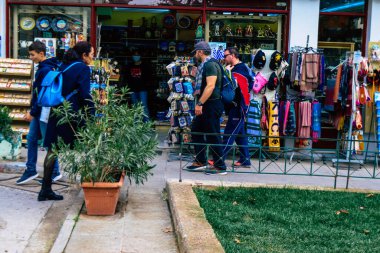 Atina, Yunanistan - 09 Kasım 2021 Coronavirus salgını sırasında Atina şehir merkezinde alışveriş yapan kalabalık, maskeyi sokakta takmak zorunda değil, fakat pek çok kişi takıyor.