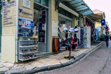 Atina, Yunanistan - 09 Kasım 2021 Coronavirus salgını sırasında Atina şehir merkezinde alışveriş yapan kalabalık, maskeyi sokakta takmak zorunda değil, fakat pek çok kişi takıyor.